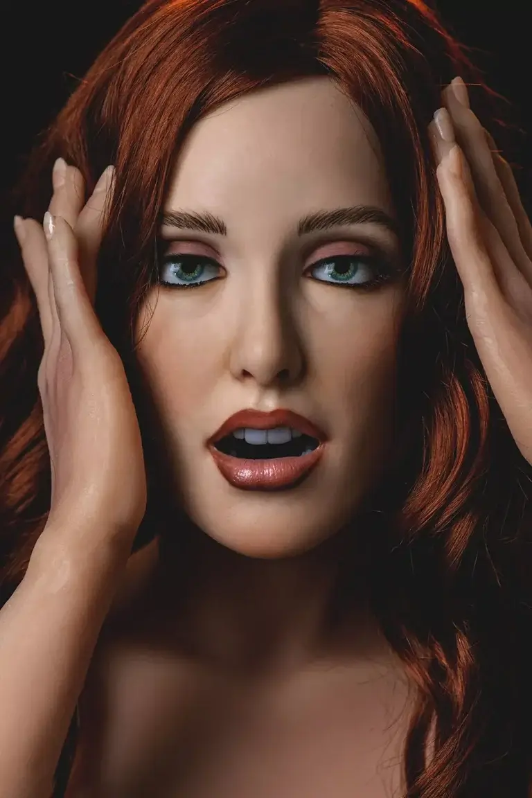 poupée robot rousse réaliste