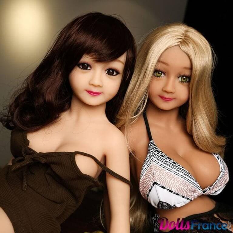 2 mini poupées sexuelles asiatiques, une blonde et une brune