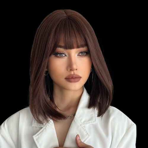 perruque poupée brune aux yeux verts